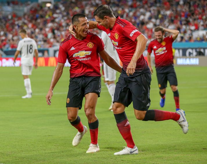 Sanchez og Darmian áttu þátt í báðum mörkum Man Utd í nótt.