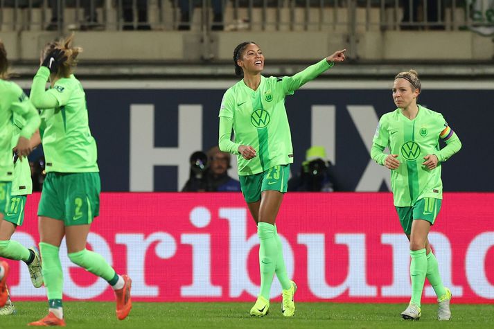 Sveindís Jane Jónsdóttir fagnar marki í kvöld. Hún skoraði fernu þegar Wolfsburg vann 6-1 sigur á Roma og tryggði sér sæti í átta liða úrslitum Meistaradeildarinnar.