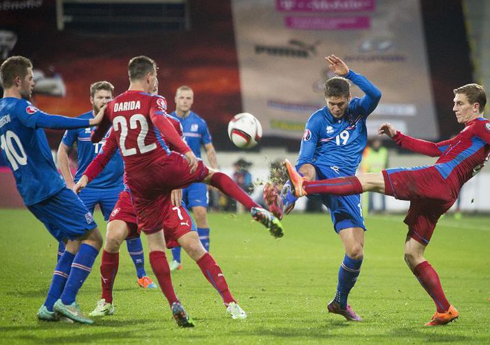 Gíslason tapar hér baráttunni við tvo Tékka í leiknum í Plzen í gærkvöldi.