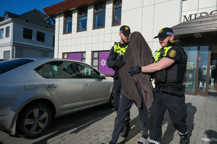 Þrír voru úrskurðaðir í gæsluvarðhald á miðvikudag. Nú bætist fjórði sakborningurinn í hópinn. Myndin er frá því á miðvikudag.