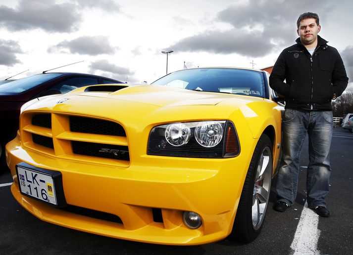 Bareigandinn og bíladellukarlinn Ragnar Ólafur Magnússon sést hér við hlið Dodge Charger-bifreiðar sinnar. Þessi bíll brann til kaldra kola í Vogunum á sunnudag.