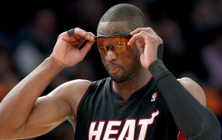 Dwyane Wade ætlaði að spila með þessi gleraugu í nótt en fékk ekki þar sem þau þóttu of dökk.