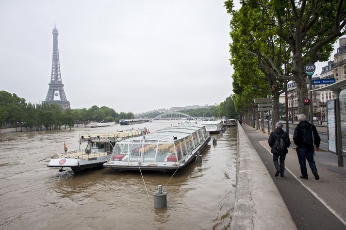 Gríðarlegt úrhelli hefur sett strik í reikning daglegs lífs Parísarbúa.