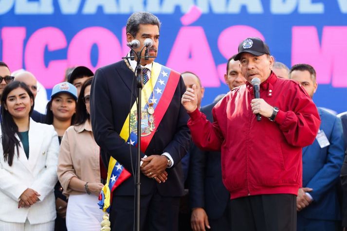 Daniel Ortega, forseti Níkaragva, (með hljóðnema) við hlið vinar síns Nicolás Maduro, forseta Venesúela. Báðir hafa fært lönd sín lengra og lengra í átt að einræðisríkjum.