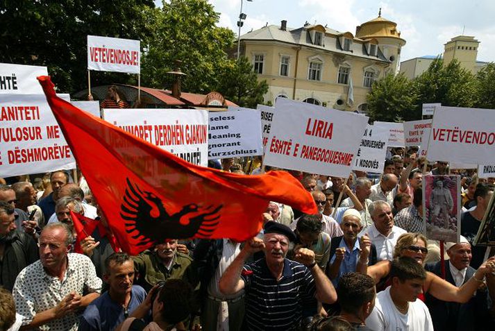 Krefjast sjálfstæðis Fjölmennur útifundur var haldinn í Pristina, höfuðborg Kosovo-héraðs, í gær meðan leiðtogar héraðsins hittu leiðtoga Serbíu í Vínarborg til þess að ræða deilur um framtíð héraðsins.