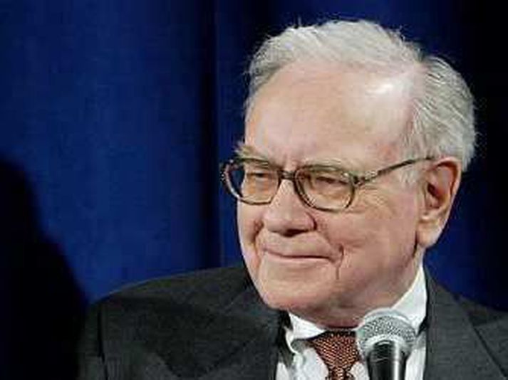 Warren Buffett. Hann vakti mikla athygli á dögunum þegar hann sagðist borga alltof lága skatta, töluvert lægri en ritarinn hans greiddi.