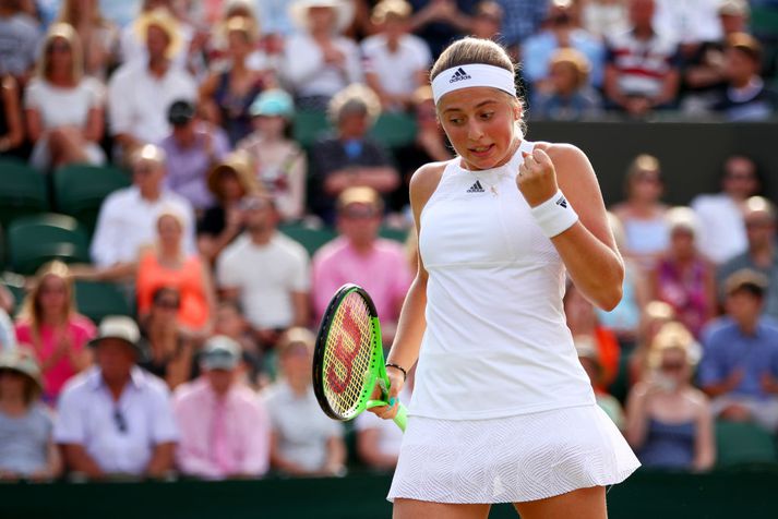Jelena Ostapenko etur kappi á Wimbledon-mótinu í tennis.