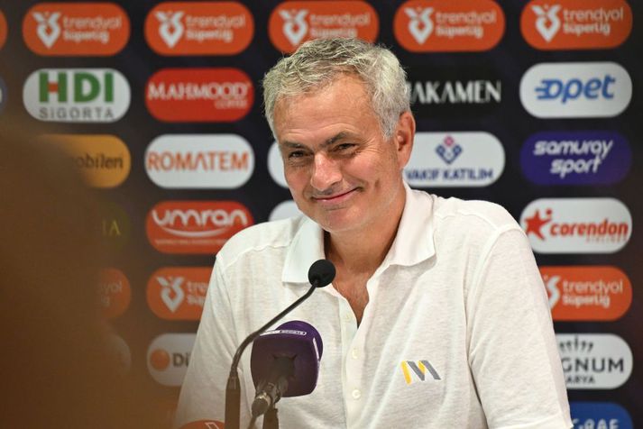 Jose Mourinho gat leyft sér að brosa eftir leikinn í dag, sem Fenerbahce vann.