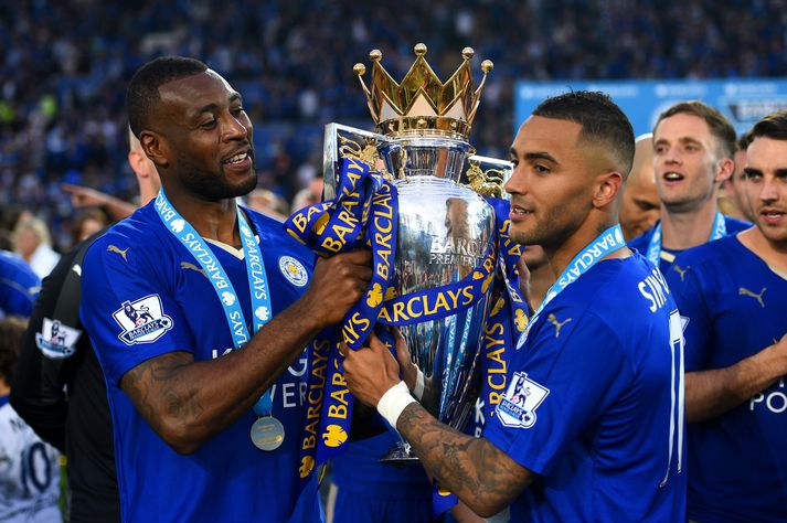 Danny Simpson sést hér hægra megin á myndinni fagna Englandsmeistaratitlinum með Wes Morgan.