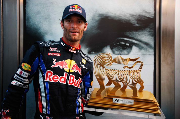 Mark Webber hjá Red Bull með sigurlaunin úr síðustu keppni.