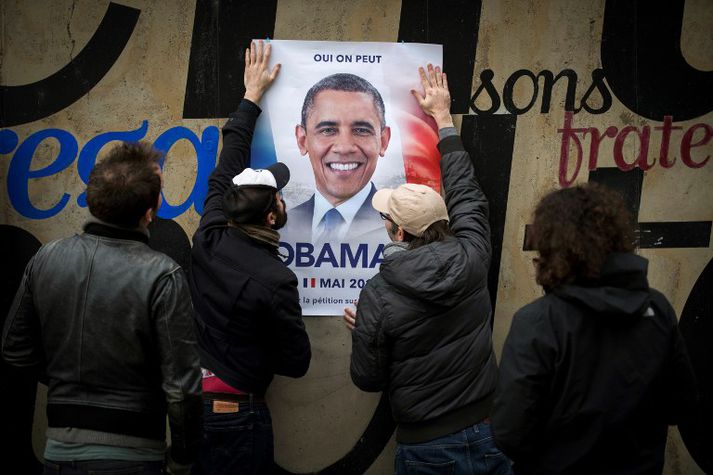 Slagorð Obama úr kosningabaráttu hans hafa verið yfirfærð yfir á frönsku. Plakötin eru að finna víða um Frakkland.