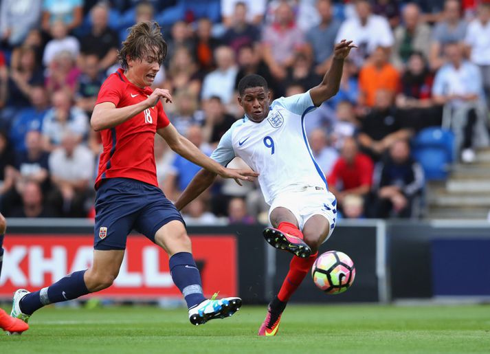 Rashford skorar í leiknum í kvöld.