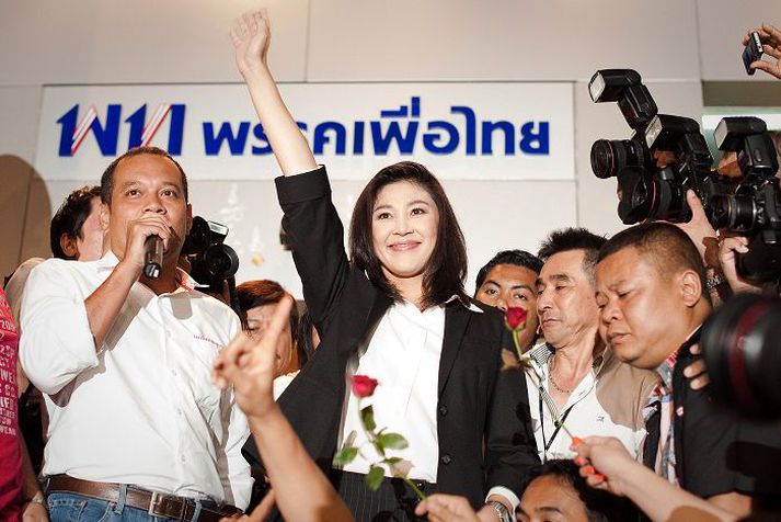 Yingluck Shinawatra fagnar sigri Puea Thai flokksins í þingkosningum í Taílandi. nordicphotos/afp