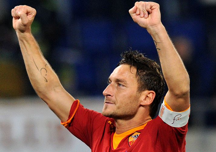 Francesco Totti fagnar í kvöld.