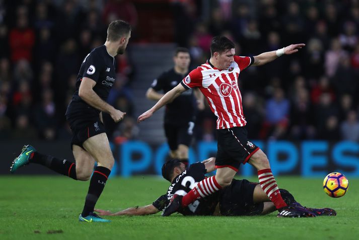 Højbjerg í baráttunni við Emre Can og Henderson í gær.