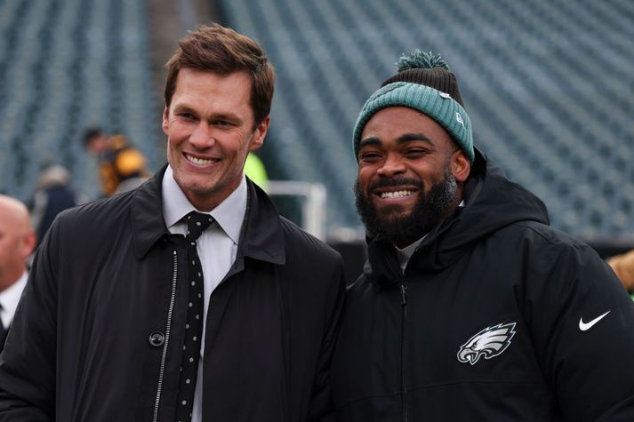  Tom Brady er hér með Brandon Graham, leikmanni Philadelphia Eagles.