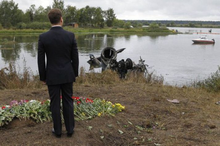 Dmitry Medvedev segir nauðsynlegt að auka flugöryggi. Mynd/ AFP.