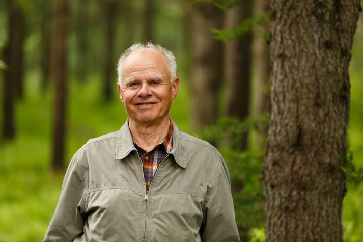 "Það voru níutíu rannsóknarstaðir sem ég kortlagði og kannaði fléttur á. Ég dreifði þeim um allt landið, út á ystu annes og inn til landsins,“ lýsir Hörður.

