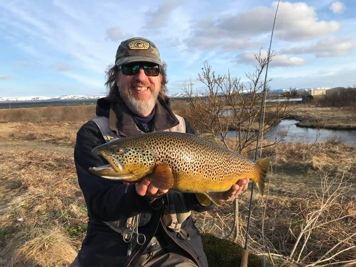 Flottur urriði úr Elliðaánum í fanginu á Atla Bergmann sem veiddi hann.