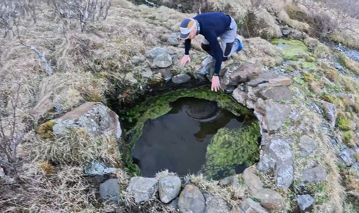 Félagarnir höfðu lagt of mikið á sig til þess að komast að lauginni svo það var ekki annað í boði en að skella sér ofan í.