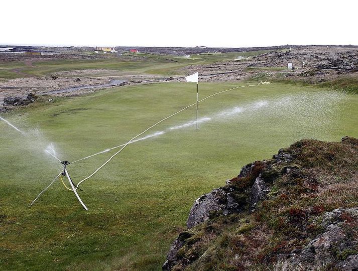 10. hola Flötin á tíundu er í forgrunni myndarinnar en nýr golfskáli er hér í mynd. Hér sést í þakið á gamla skálanum sem er hugsaður til framtíðar sem gistirými fyrir kylfinga.