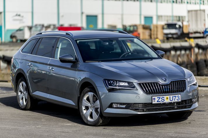 Skoda Superb er fullvaxinn fjölskyldubíll með gríðarstóru innanrými.