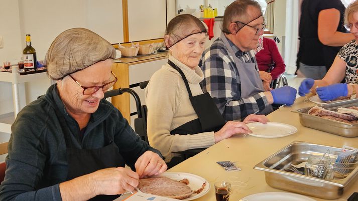 Það var feikna góð stemming í sláturgerðinni þar sem heimilisfólk og starfsfólk á Lundi tók þátt.