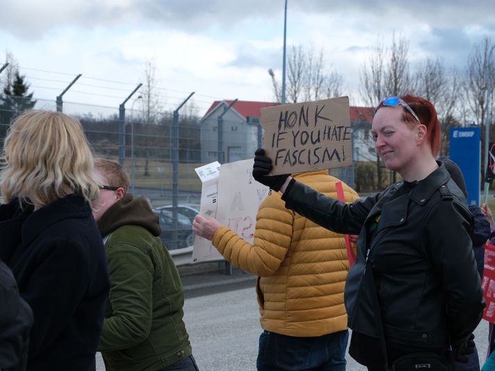 „Flautaðu ef þú hatar fasisma“ stendur á skilti sem Alexandra Briem borgarfulltrúi Pírata heldur á.