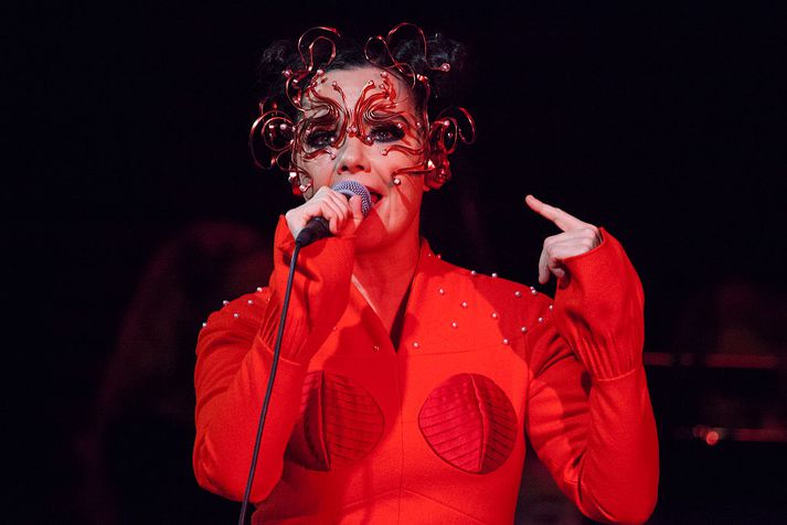 Björk á tónleikum í Hörpu í nóvember 2016.
