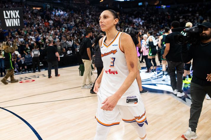 Diana Taurasi gengur af velli í síðasta skiptið á WNBA ferlinum eftir tap Phoenix Mercury á móti Minnesota Lynx í úrslitakeppninni í september í fyrra.