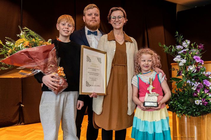 Freyja Rós Haraldsdóttir ásamt stoltri fjölskyldu með verðlaunin á föstudaginn.