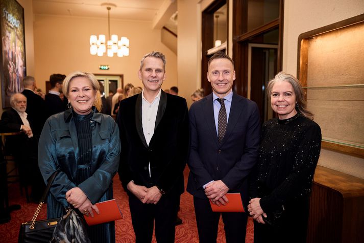 Forsetahjónin Halla Tómasdóttir og Björn Skúlason ásamt Magnúsi Geir Þórðarsyni Þjóðleikhússtjóra og eiginkonu hans Ingibjörgu Ösp Stefánsdóttur.