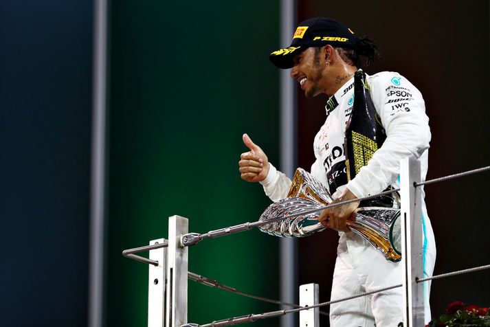 Lewis Hamilton fagnar sigri.