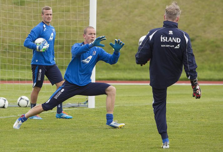 Hannes Þór tekur á móti bolta frá Guðmundi Hreiðarssyni á æfingu landsliðsins í Þorlákshöfn.