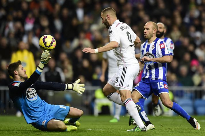 Karim Benzema skorar annað mark Real Madrid í kvöld.