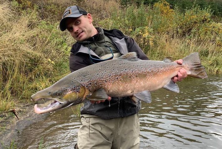 Kristján hjá Fish Partner með einn af stóru hængunum sem veiðast oft í Sandá á haustin