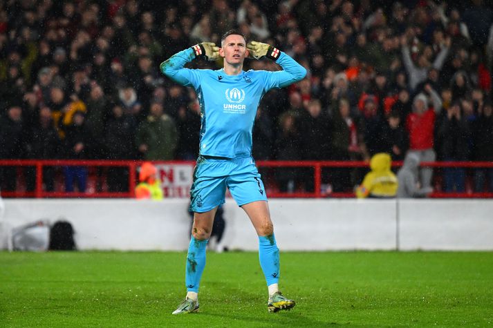 Dean Henderson fagnar eftir að hafa varið í vítaspyrnukeppninni í kvöld.