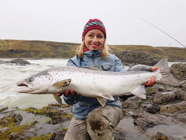 Harpa hjá Iceland Outfitters með flottan lax úr Urriðafossi.