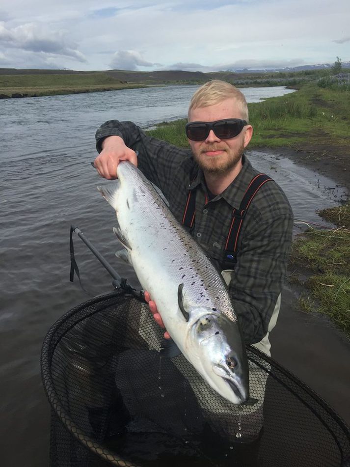 Jakob Hinriksson með vænan lax úr Eystri Rangá sem fór beint í klakkistu.