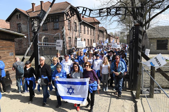 Frá minningarathöfn gyðinga um fórnarlömb helfararinnar í Auschwitz. Helfararlögin urðu kveikjan að opinberri gyðingaandúð í Póllandi.