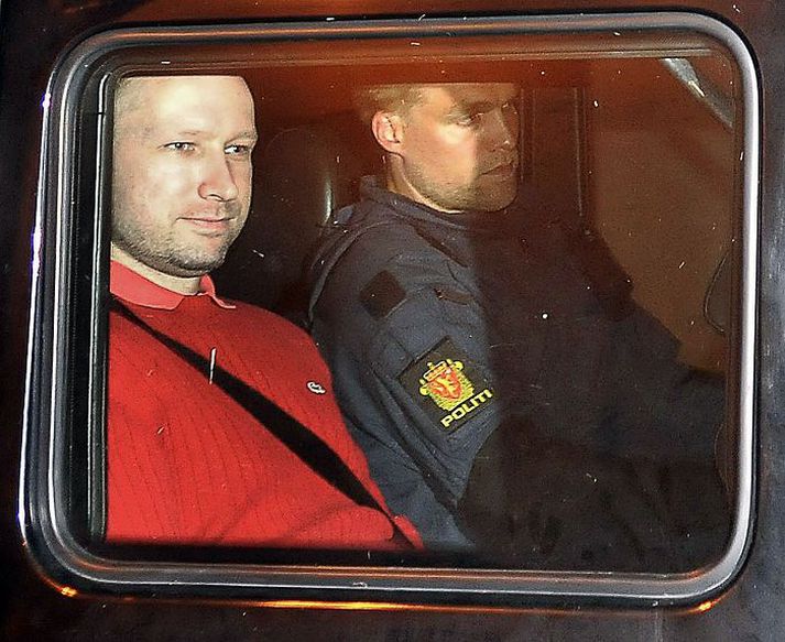 Breivik neitar að gefa upplýsingar um vitorðsmenn en bloggari sem bloggar gegn múslímum var yfirheyrður í gær.