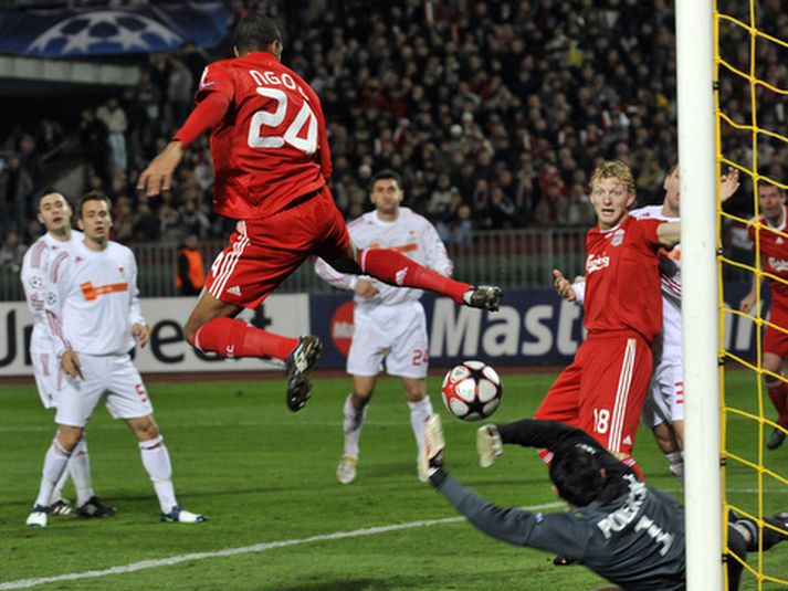 David N´gog sést hér koma Liverpool í 1-0 með laglegri hælspyrnu.