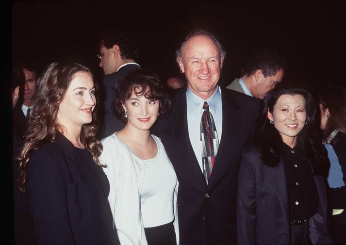 Gene Hackman og Betsy Arakawa til hægri, ásamt dætrum hans þeim Leslie og Elizabeth Hackman á rauða dreglinum vegna frumsýningar kvikmyndarinnar The Chamber árið 1996.