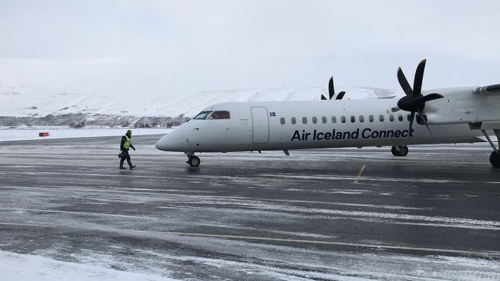 Vél Air Iceland Connect á Akureyrarflugvelli.