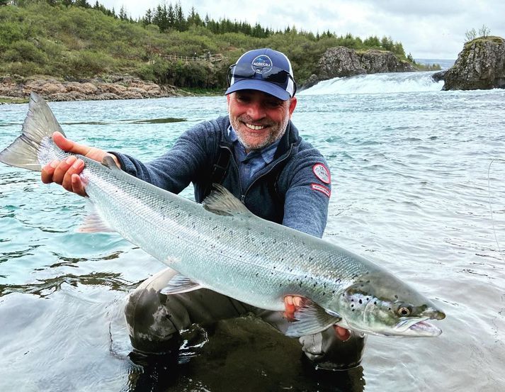 Nuno með vænan lax við opnun Norðurár í gær.