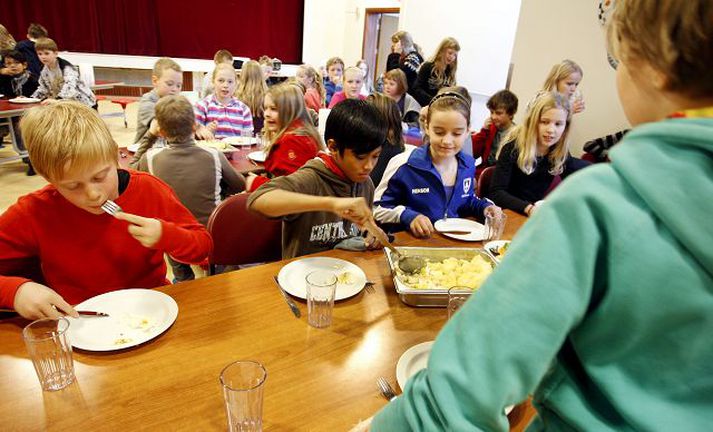 Í háteigsskóla Meðal þess sem lagt er til við stjórnendur grunnskóla í Reykjavík í nýrri fjárhagsáætlun menntasviðs borgarinnar er að kennarar hætti að fylgja átta og níu ára börnum í kaffi og matmálstímum. 