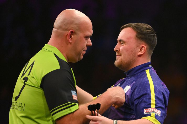 Michael van Gerwen og Luke Littler spila um heimsmeistaratitilinn í kvöld.