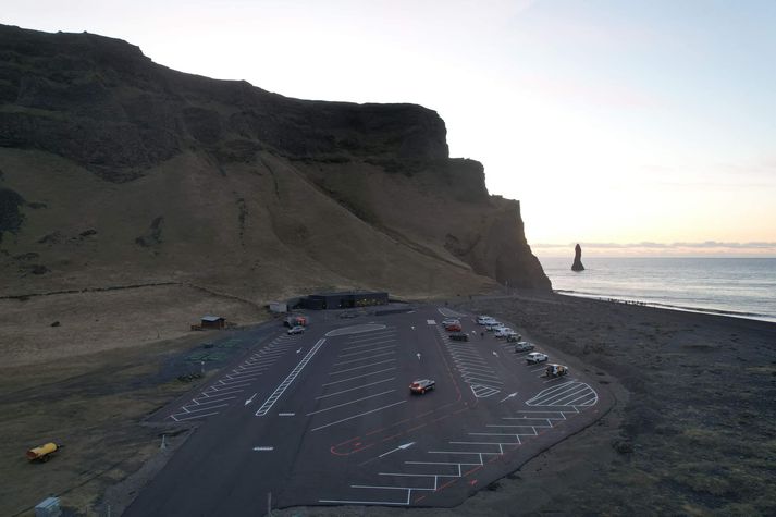 Þetta bílastæði er við ströndina. Rauðu svæðin eru göngusvæði.