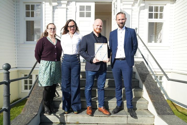 Að athöfn lokinni frá vinstri Katrín Lilja Jónsdóttir dómnefndarfulltrúi, Yrsa Sigurðardóttir formaður dómnefndar, Ævar Þór Benediktsson og Einar Þorsteinsson borgarstjóri