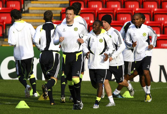 John Terry ásamt félögum sínum á æfingu á Anfield í dag.